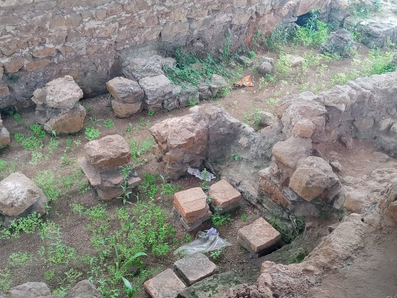 Fotos: Estado en el que se encuentran las ruinas romanas del cementerio del Alto Maliaño