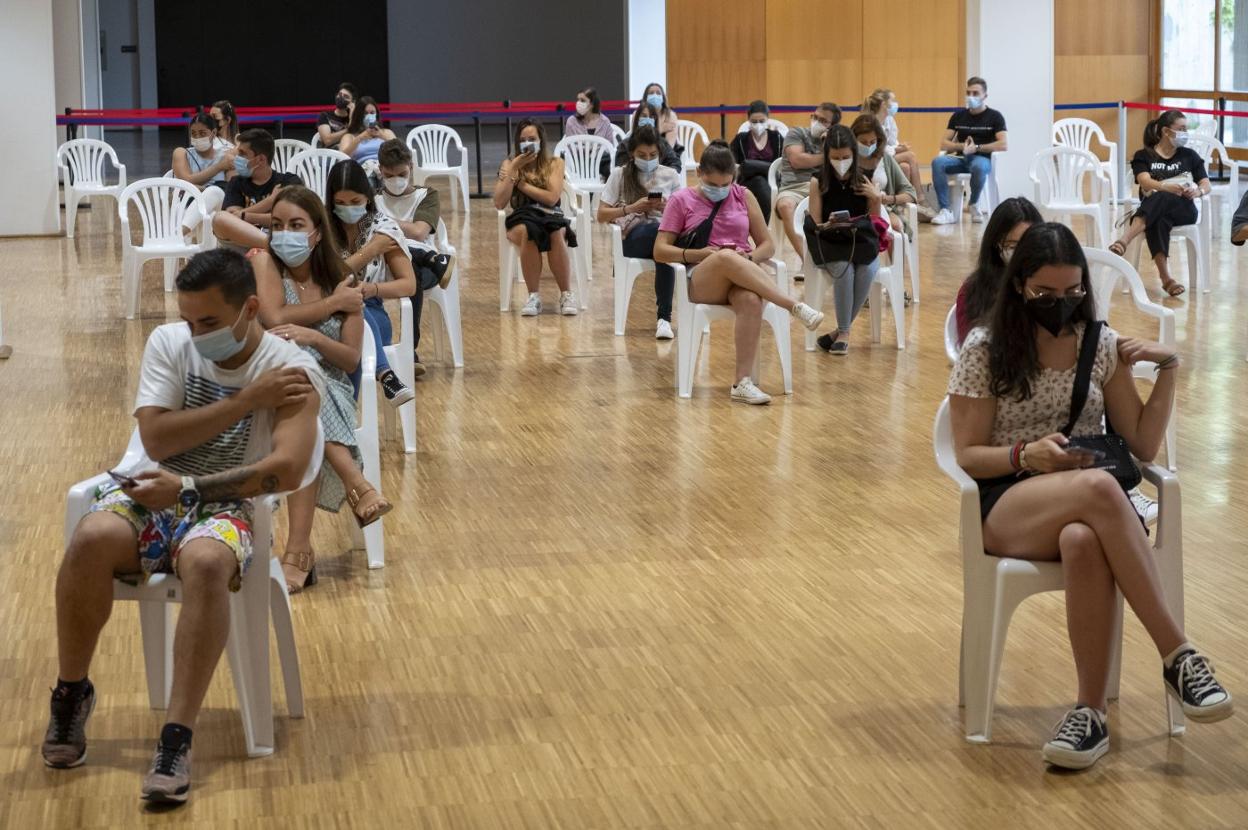 Un grupo de jóvenes, recién vacunados, en el Palacio de Exposiciones de Santander. 