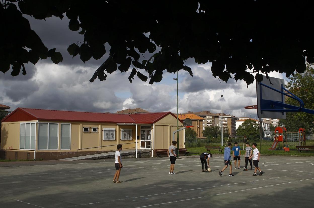 Jóvenes de Campuzano juegan al fútbol junto al centro sociocultural. 