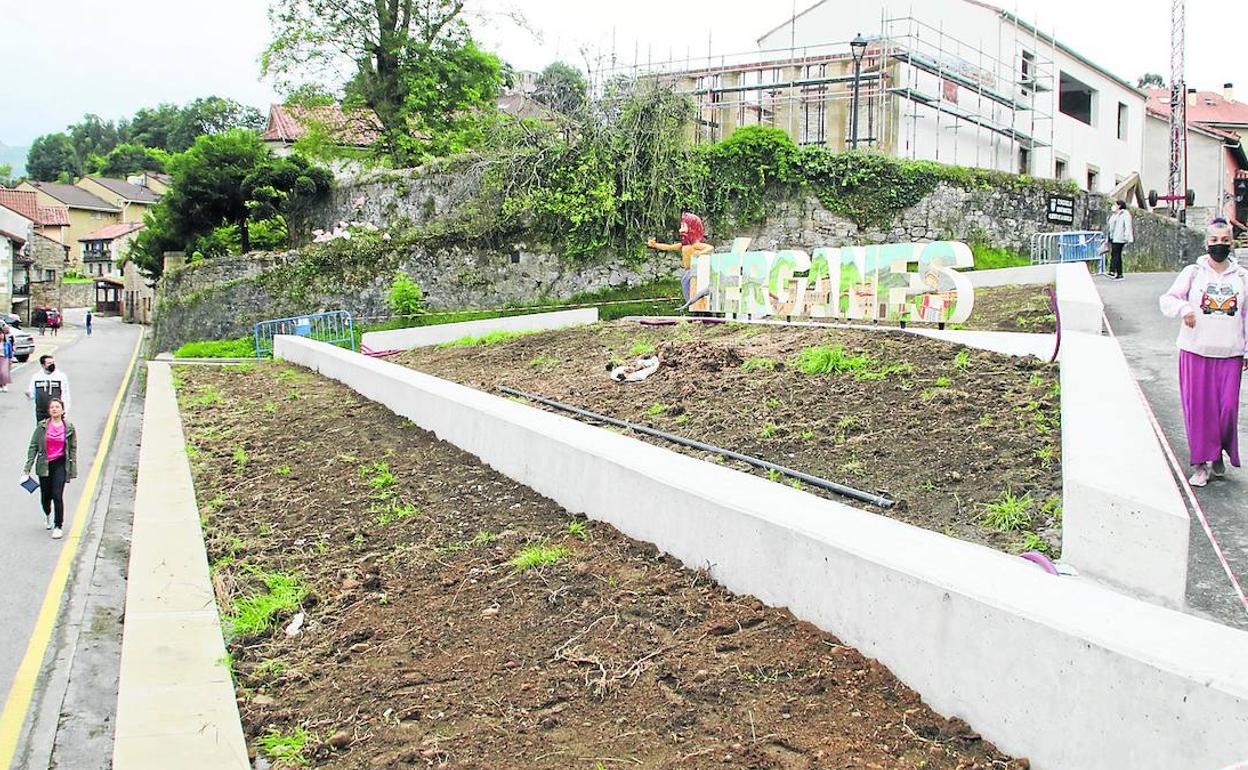 La antigua Plaza de los Caídos de Liérganes deja paso a una nueva con letrero turístico