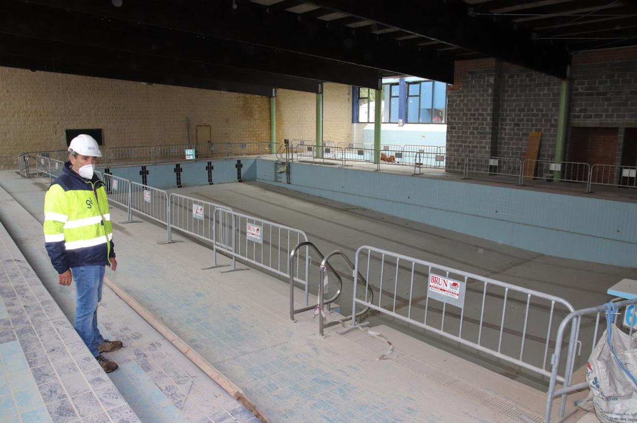 Imagen del interior de la piscina donde ya han finalizado las obras. 