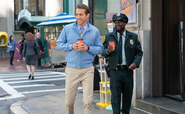 Ryan Reynolds y Lil Rel Howery en 'Free Guy'.