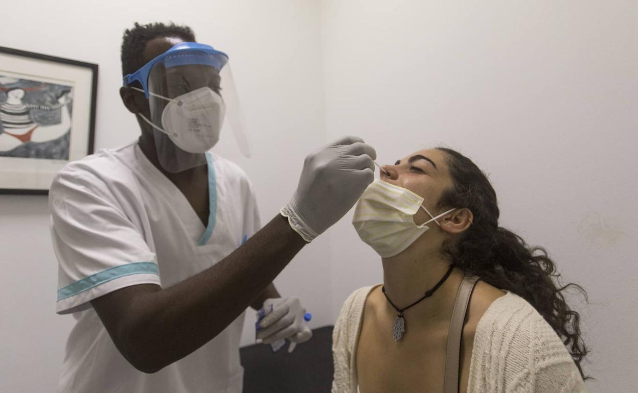 Una usuaria se somete a un test de antígenos en un laboratorio de Santander.