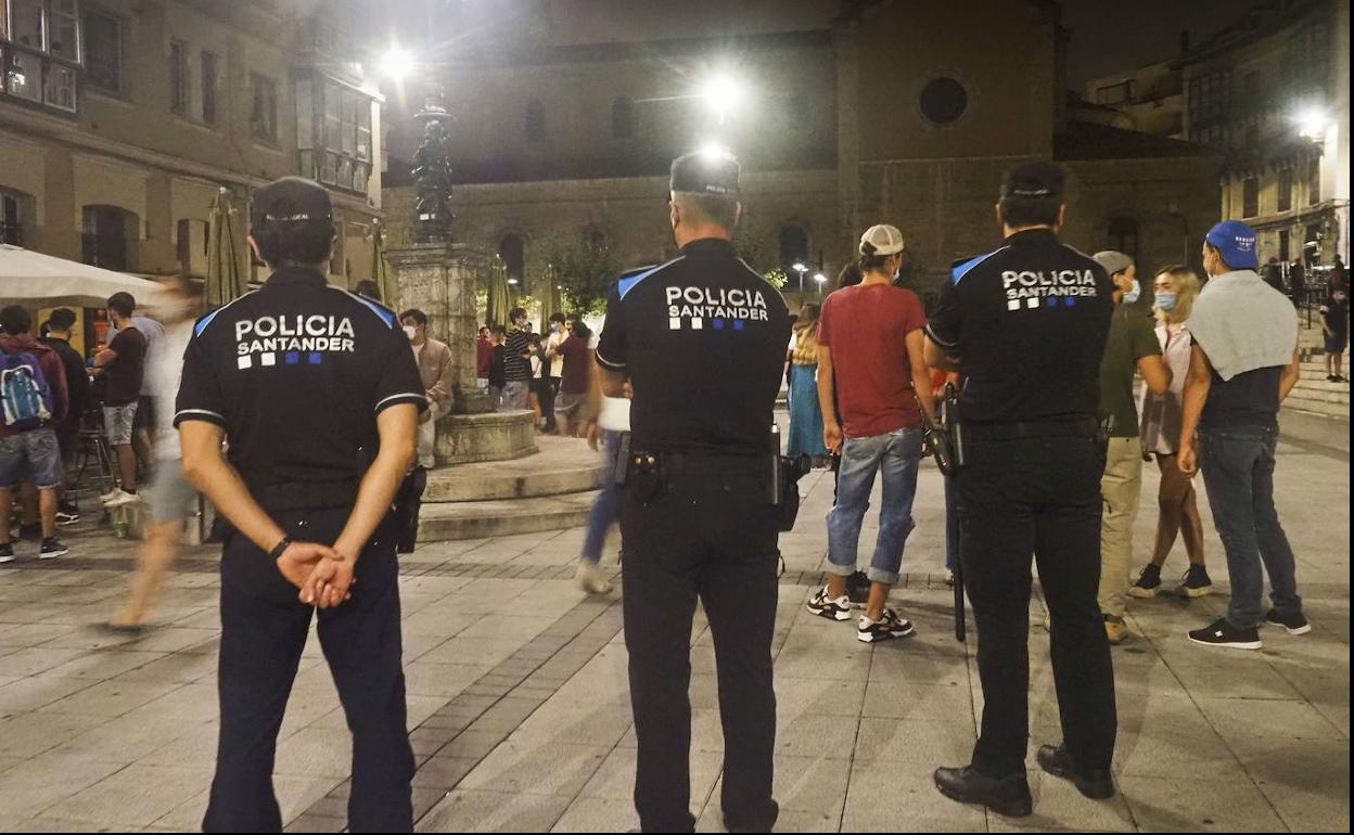 Un año y medio de cárcel para el policía local de Santander que falsificó un documento para evitar una multa de 200 euros
