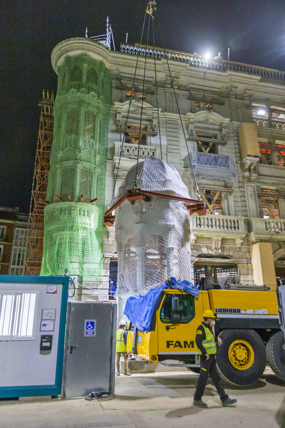 Fotos: Así son los trabajos de retirada de los torreones: de noche y con sumo cuidado