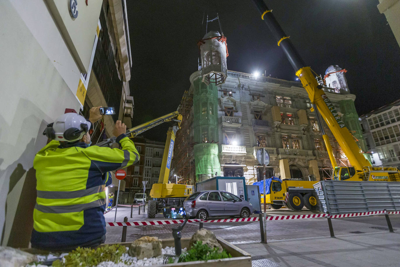 Fotos: Así son los trabajos de retirada de los torreones: de noche y con sumo cuidado