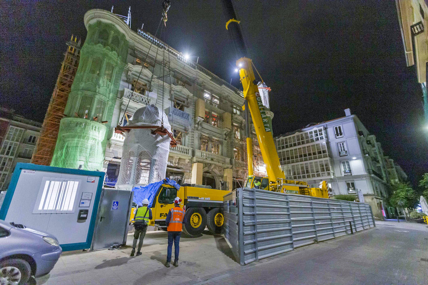 Fotos: Así son los trabajos de retirada de los torreones: de noche y con sumo cuidado