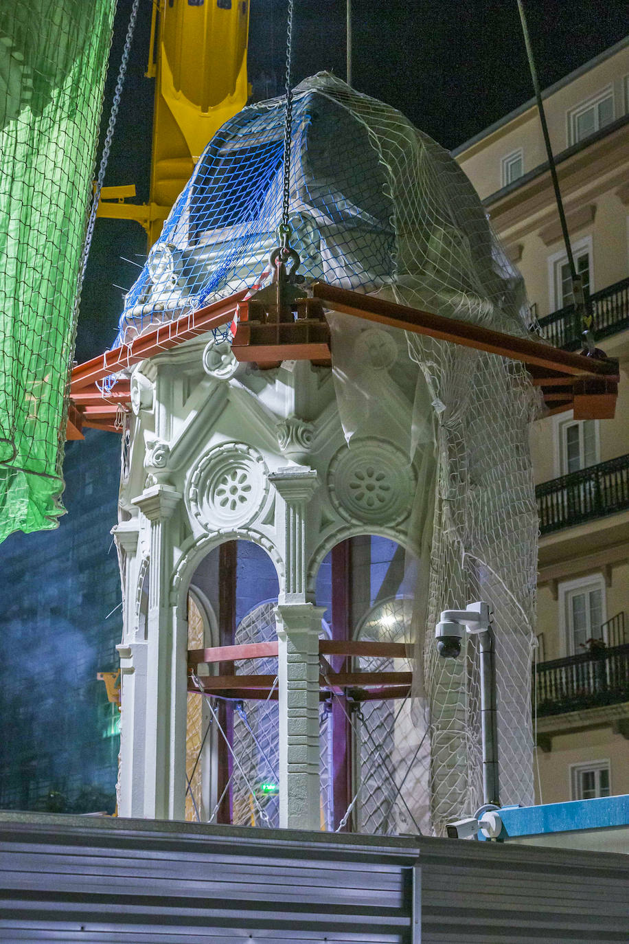 Fotos: Así son los trabajos de retirada de los torreones: de noche y con sumo cuidado