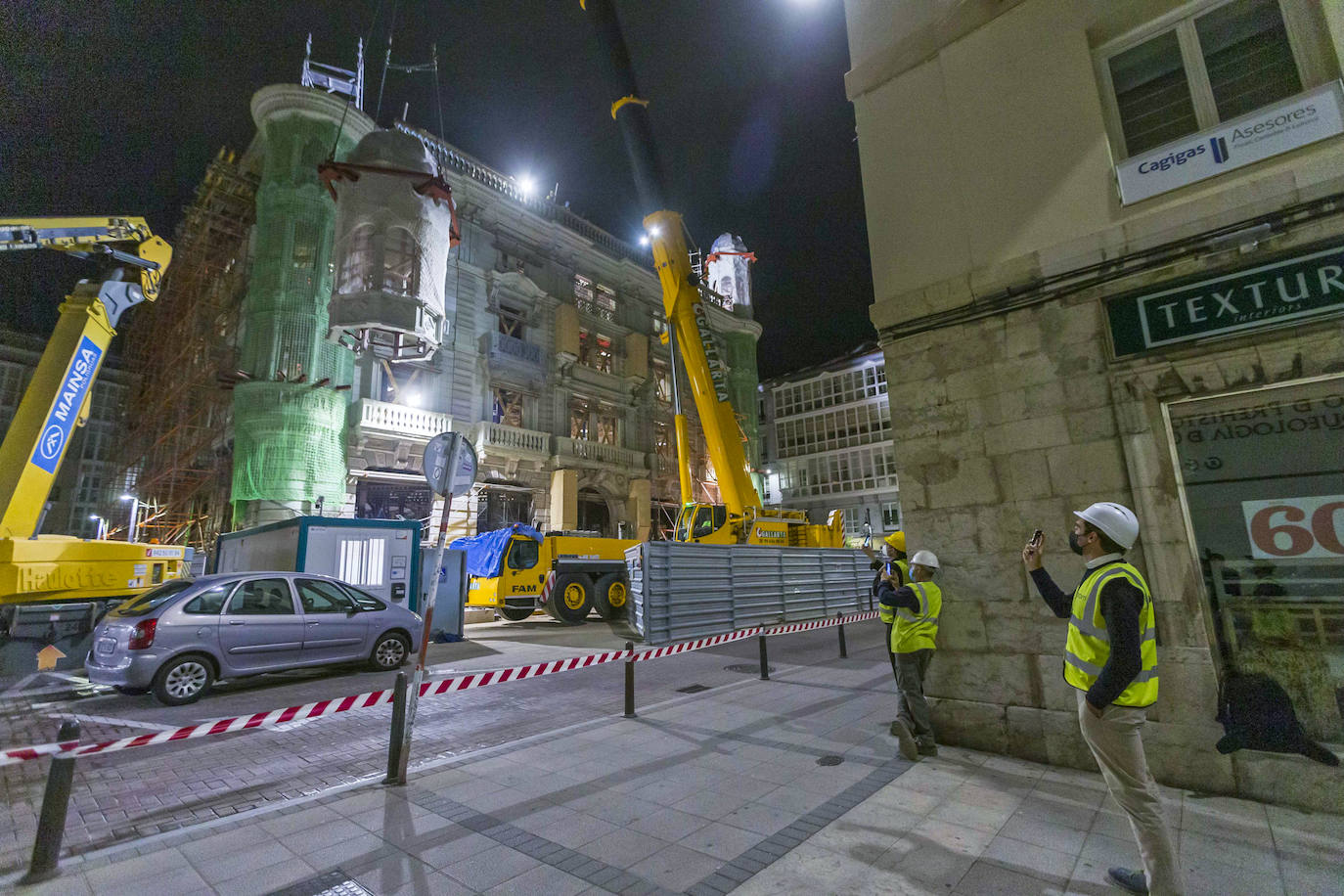 Fotos: Así son los trabajos de retirada de los torreones: de noche y con sumo cuidado