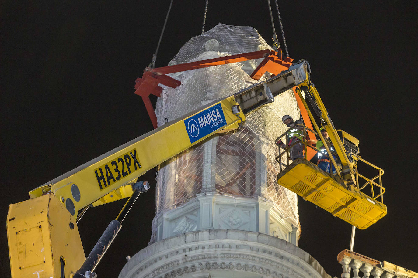 Fotos: Así son los trabajos de retirada de los torreones: de noche y con sumo cuidado