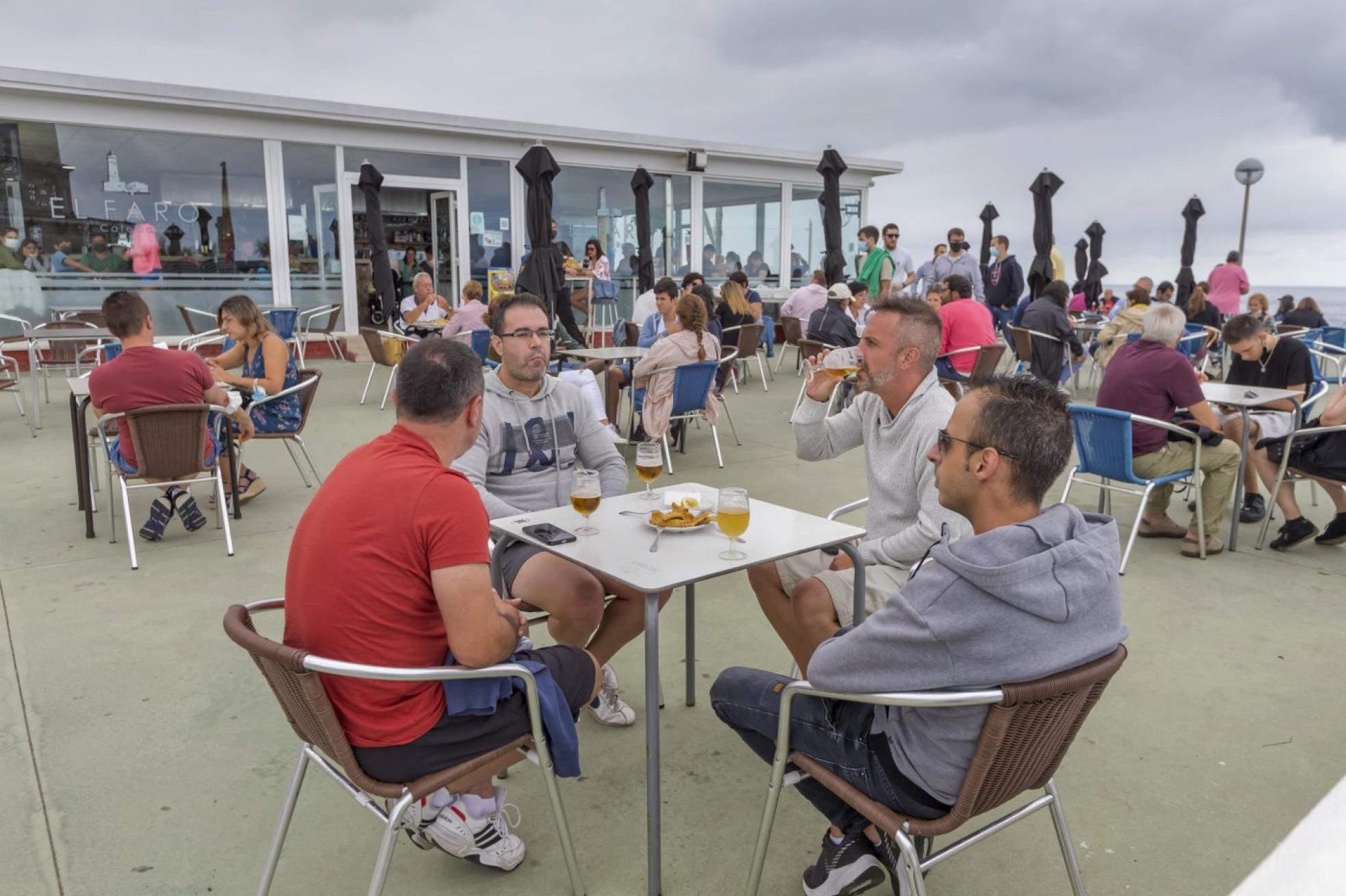 La terraza del bar El Faro, ayer por la mañana, llena a pesar de las nubes