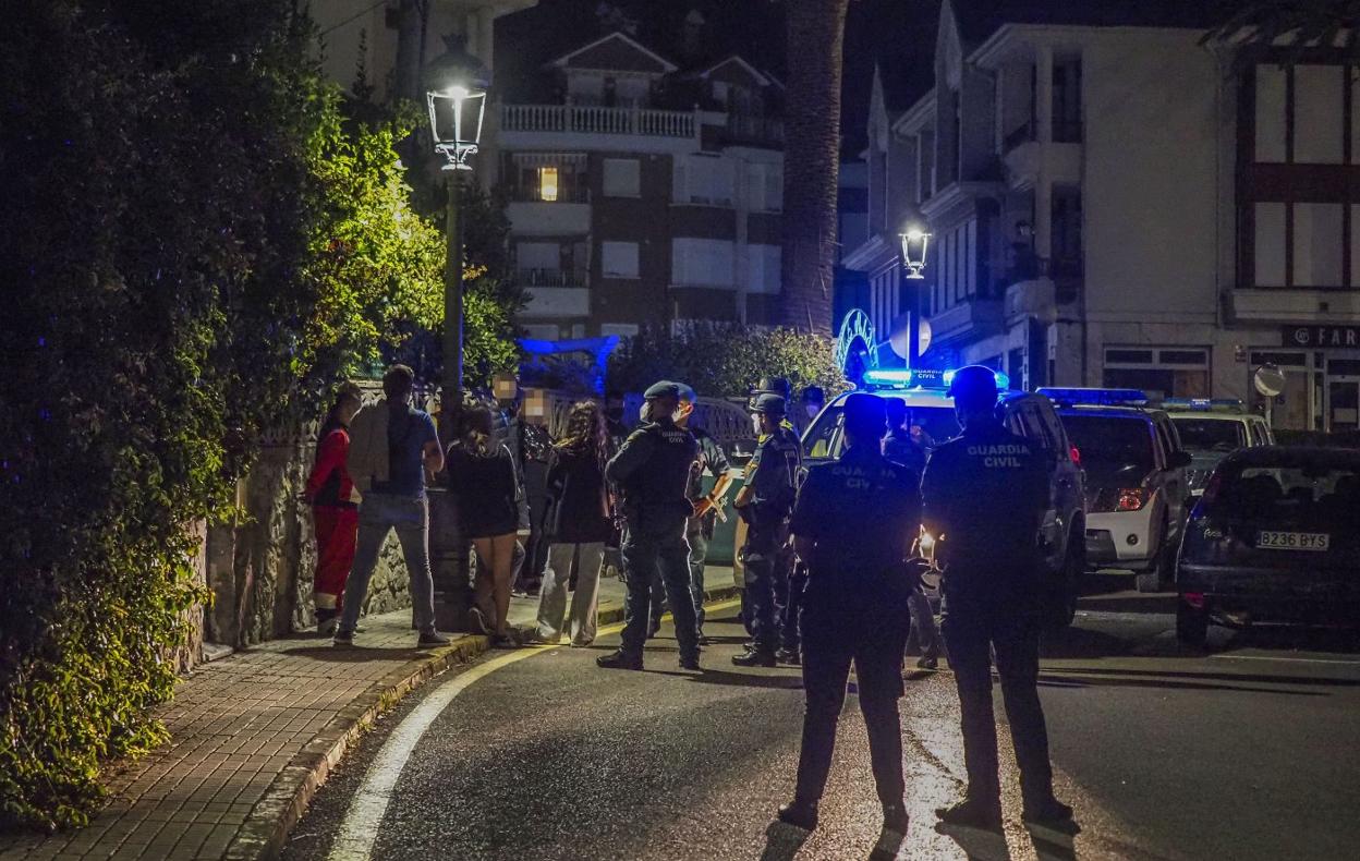 Botellones. Noja ha sido este verano uno de los puntos más conflictivos y que ha requerido más efectivos policiales.