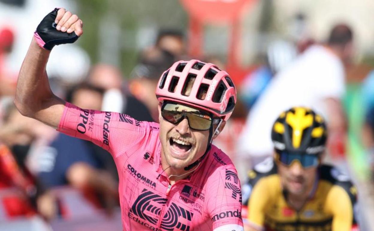 Magnus Cort Nielsen celebra su victoria, por delante de Primoz Roglic. 