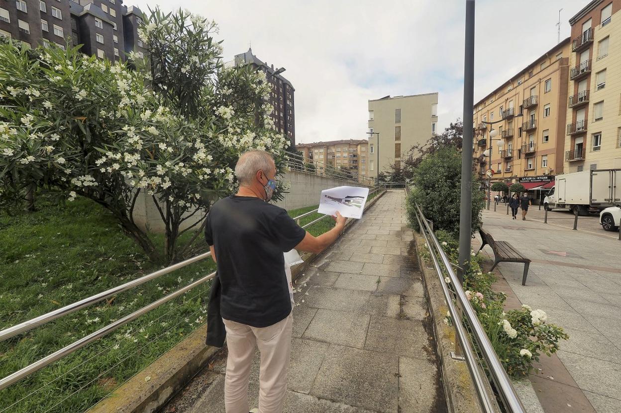 Un vecino de Tetuán muestra el plano del carril bici alternativo propuesto, cuyo trazado enlaza con las rampas del parque Pedro Poveda. 