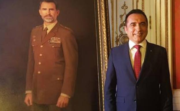 Antonio Montiel, junto a un retrato de Felipe VI 