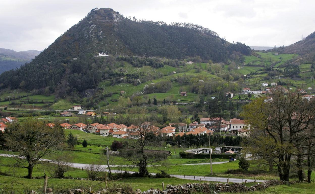 Panorámica del Monte Castillo en cuyas faldas se han descubierto las nuevas cuevas y donde se localizan las cinco más estudiadas.