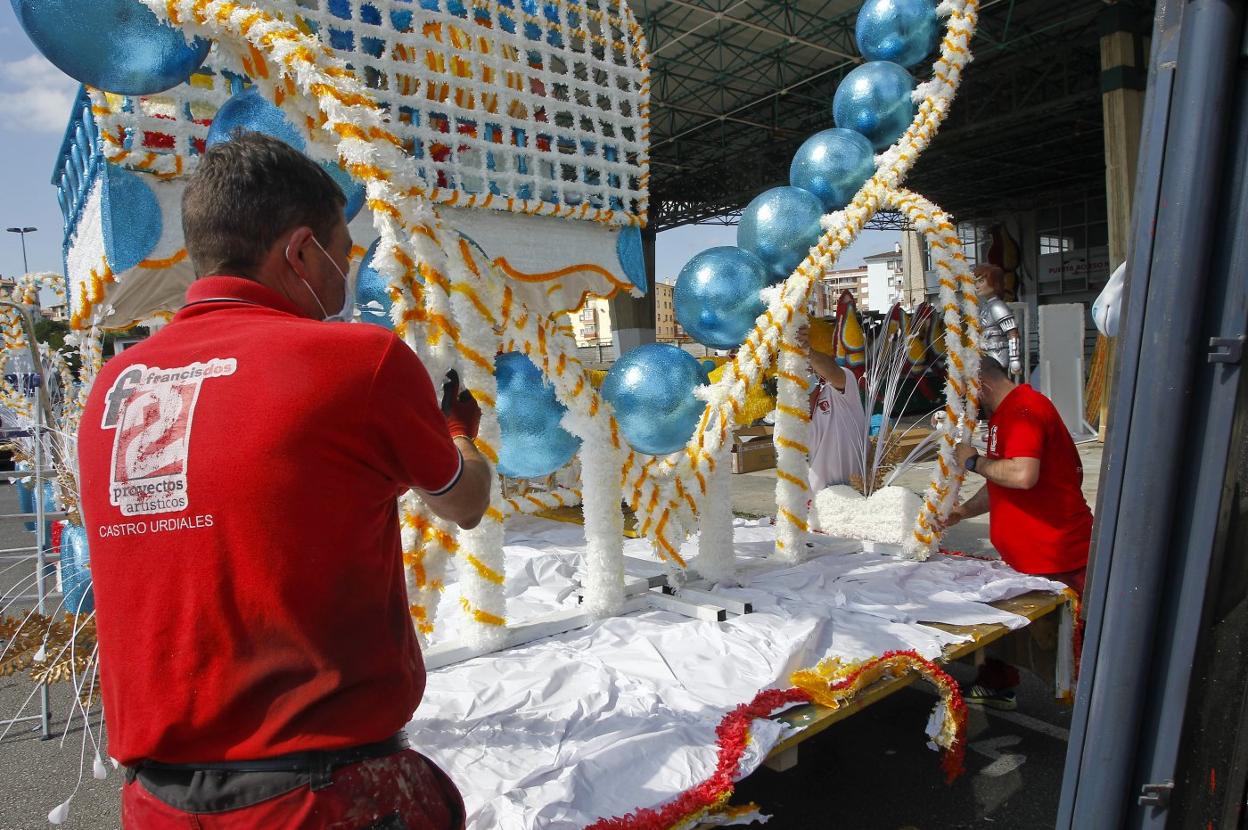 Integrantes de la compañía Francis 2 trabajan en la preparación de una de las carrozas que participará en la exhibición. 