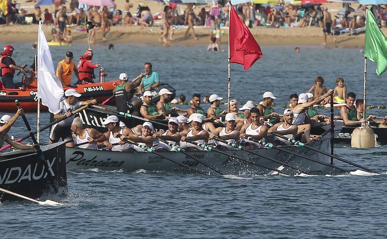 Pedreña, en primer término, se dispone a realizar una de las ciabogas en la regata de ayer en Plencia.