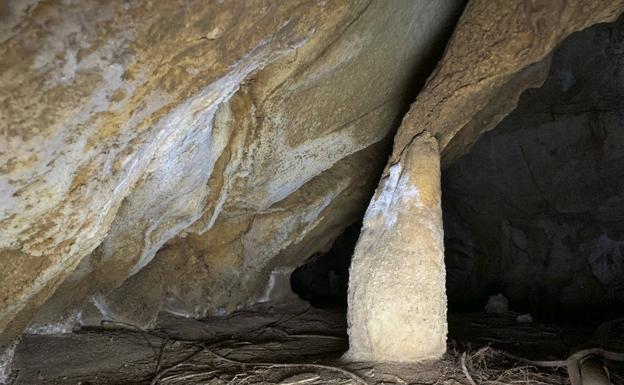 Interior de una de las cuevas, que puede presentar más pinturas o grabados si es objeto de un estudio en profundidad.