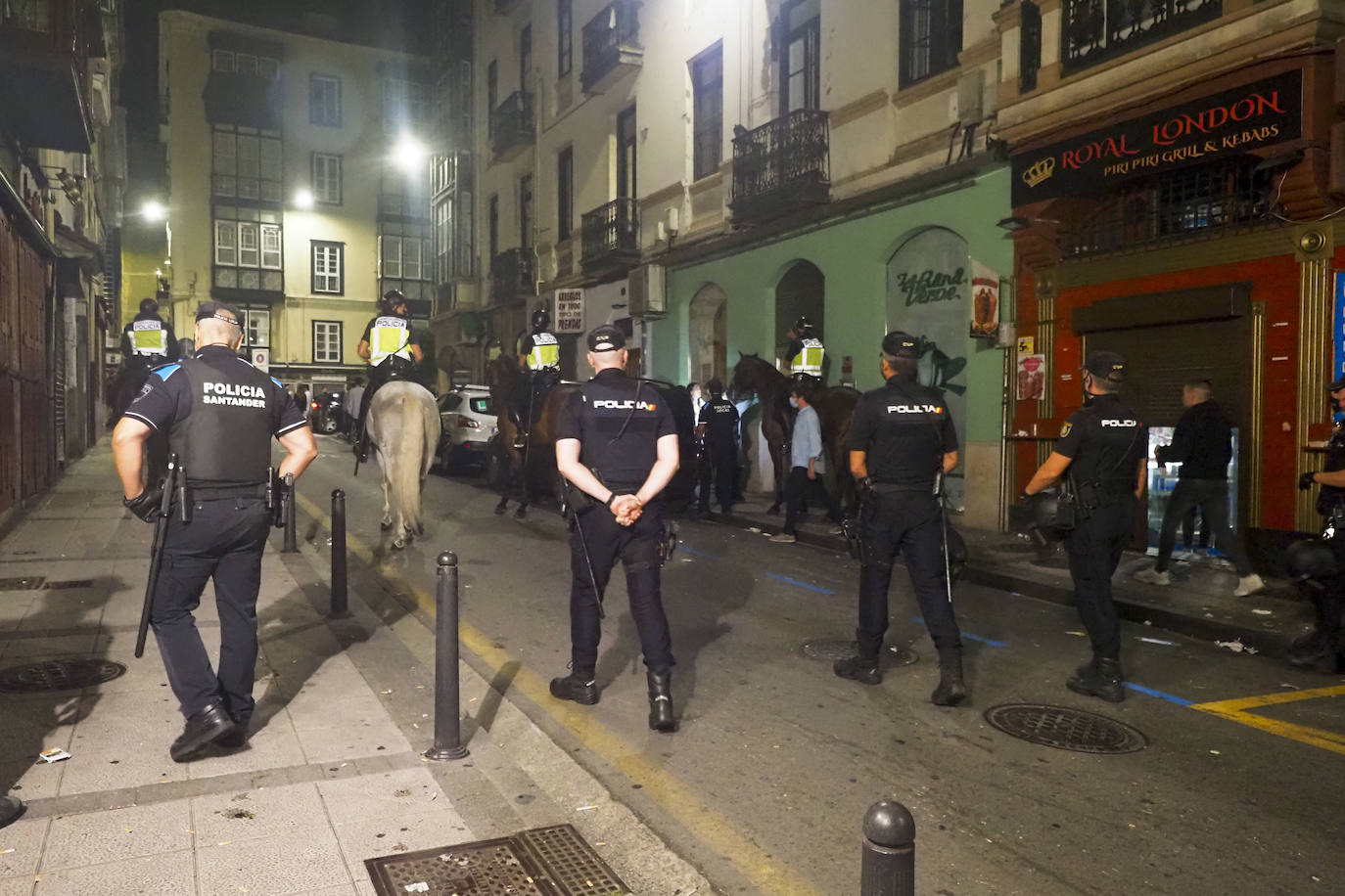 Fotos: Aglomeraciones de madrugada en Santander