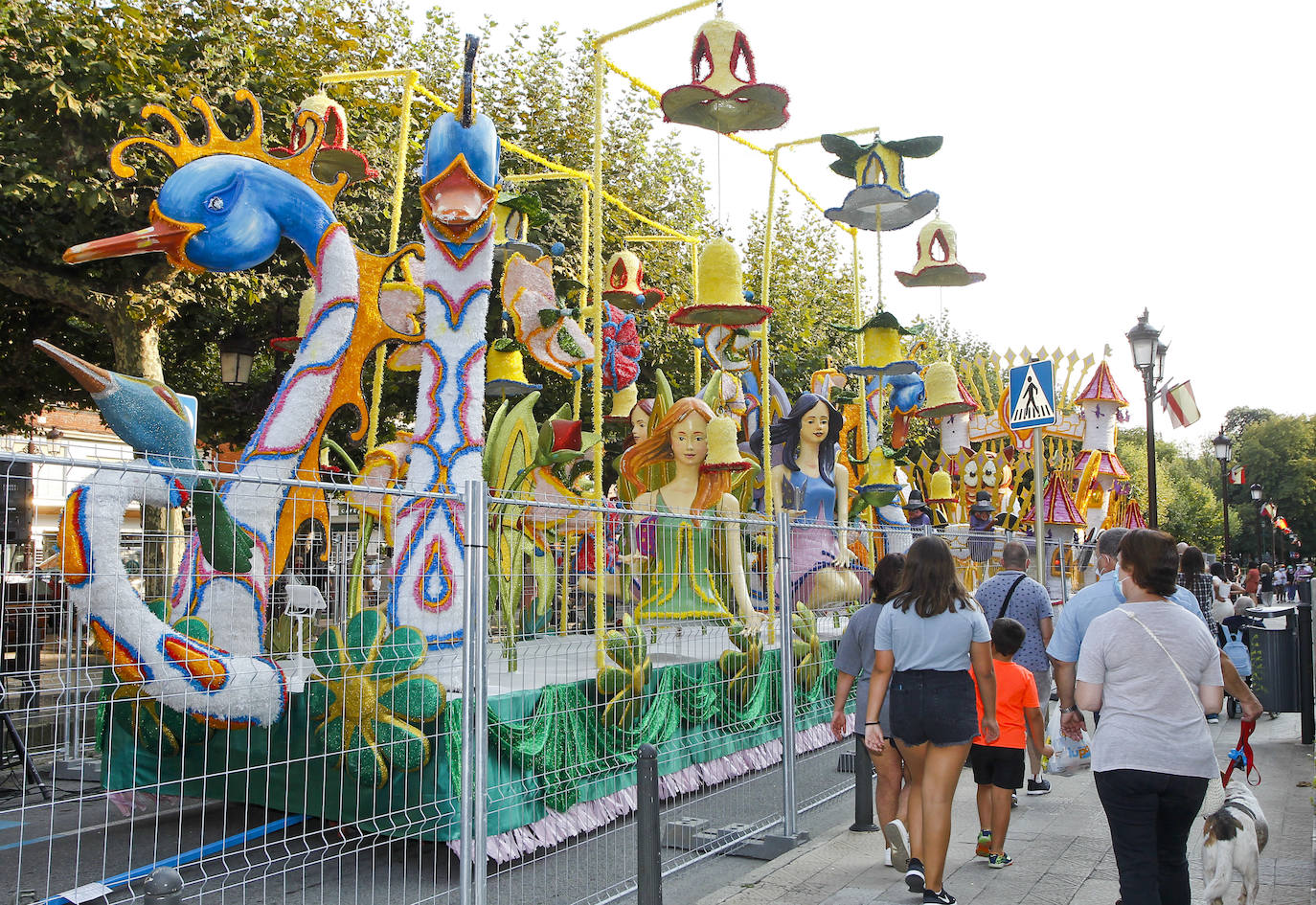 Fotos: Imágenes de las coloristas carrozas de La Patrona