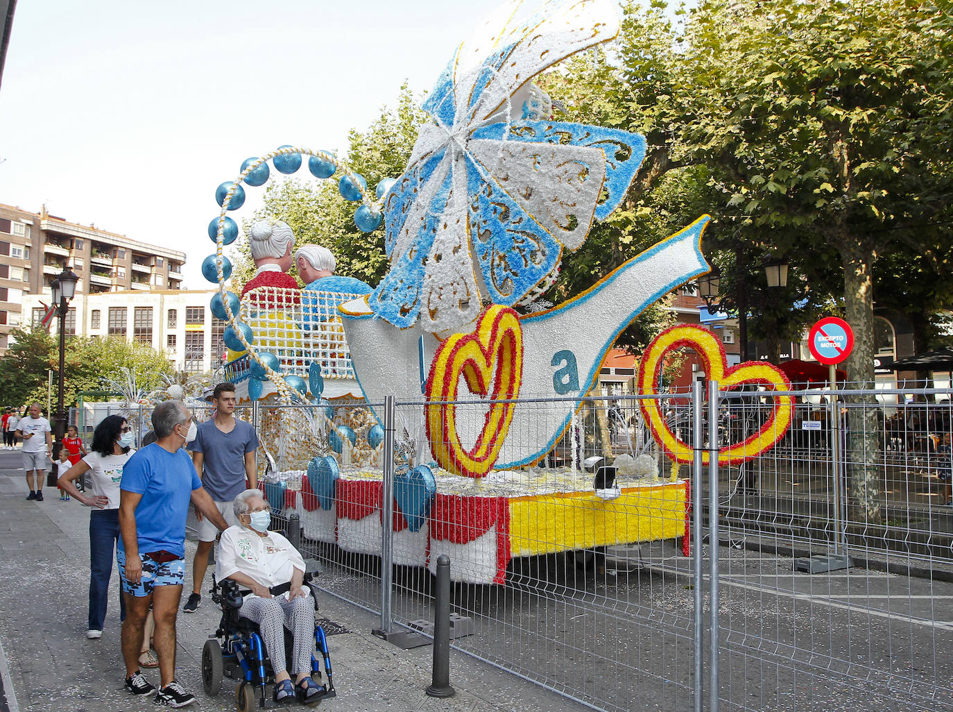 Fotos: Imágenes de las coloristas carrozas de La Patrona