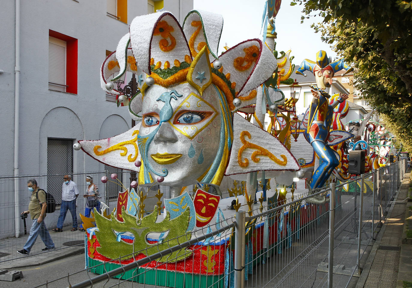 Fotos: Imágenes de las coloristas carrozas de La Patrona