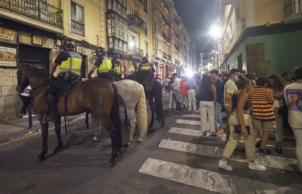 A caballo. La Policía tuvo que forzar el desalojo de algunas calles del centro tras el cierre de los establecimientos hosteleros.