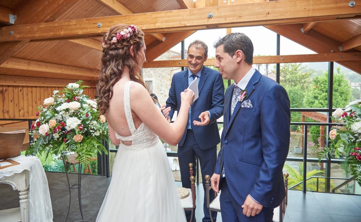 El alcalde de Alfoz de Lloredo, Enrique Bretones, oficiando una boda el pasado mes de julio.