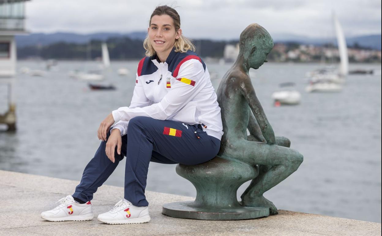 La nadadora Jimena Pérez posa junto a la estatua de los Raqueros en Santander, después de regresar de los Juegos de Tokio