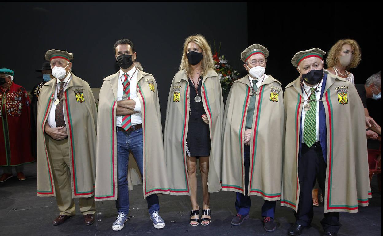 Los nuevos integrantes de la Cofradia del Hojaldre, Gaspar Laredo, Iñaki López, Estela Gutiérrez, Miguel Ángel García y Joaquín Blanco, ayer en el Teatro Municipal