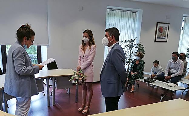 La alcaldesa de Comillas, Teresa Noceda, durante uno de los últimos enlaces celebrados. dm