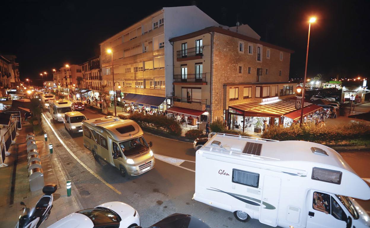 Manifestación de autocaravanas por las calles de San Vicente de la Barquera