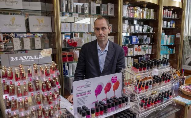 Iván Peláez y su madre son los dueños de la perfumería.