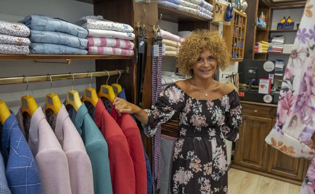 Giovanna Carlotti en su tienda de ropa en Santander.