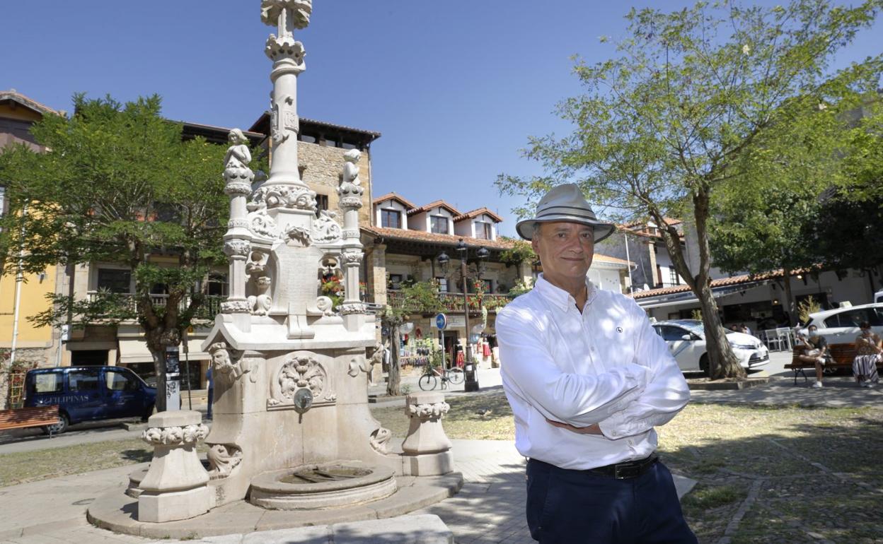El narrador Gustavo Martín Garzo en un retrato tomado en Comillas, villa en la que discurre buena parte de sus veranos