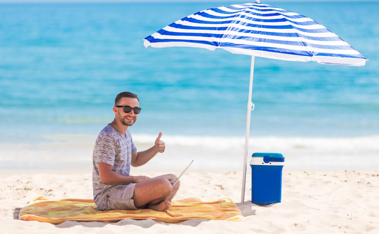 En la playa, buscando la desconexión real.