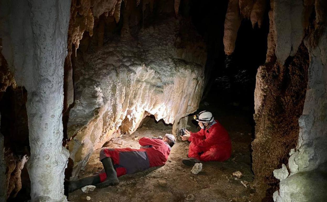 Las pinturas halladas en las cuevas de Monte Castillo apuntan al Paleolítico más antiguo