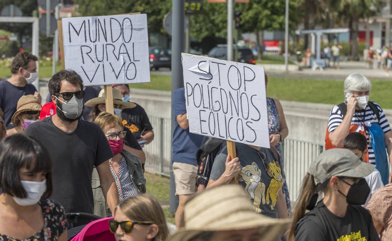 Manifestación contra los proyectos eólicos, este sábado en Santander.