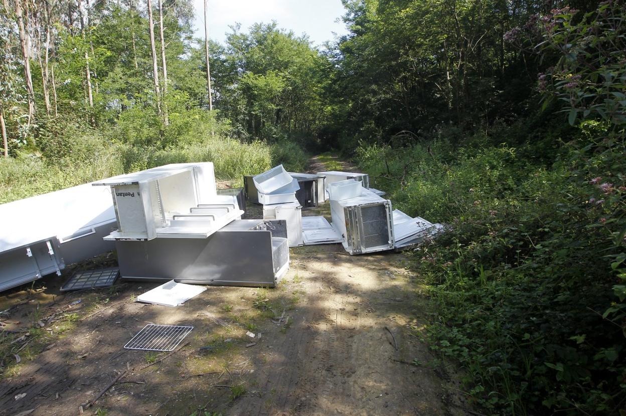 Los frigoríficos impiden el paso en el camino rural, entre La Montaña y el polígono industrial.