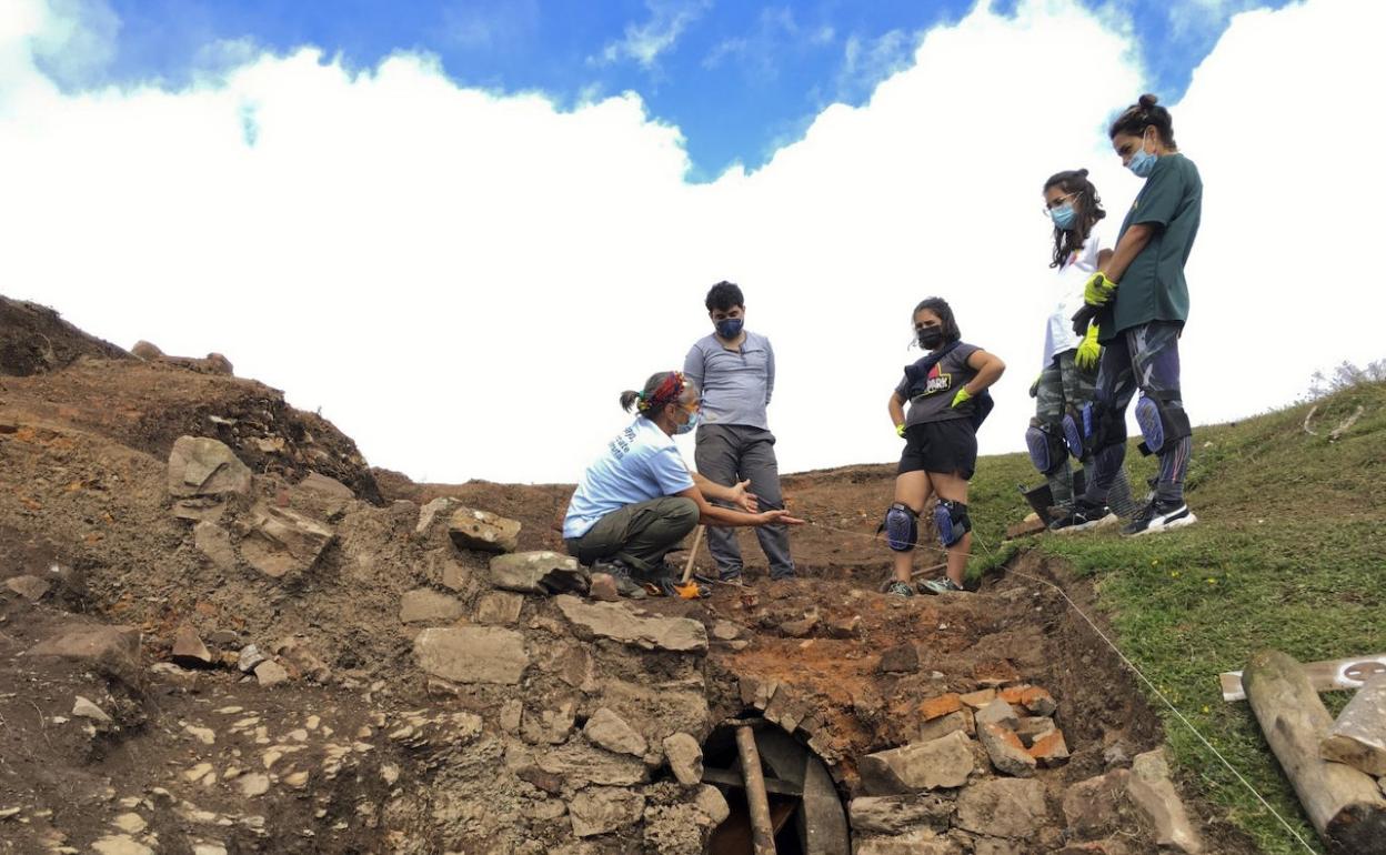 Algunos de los integrantes del campo de voluntariado, junto a los restos arqueológicos. 