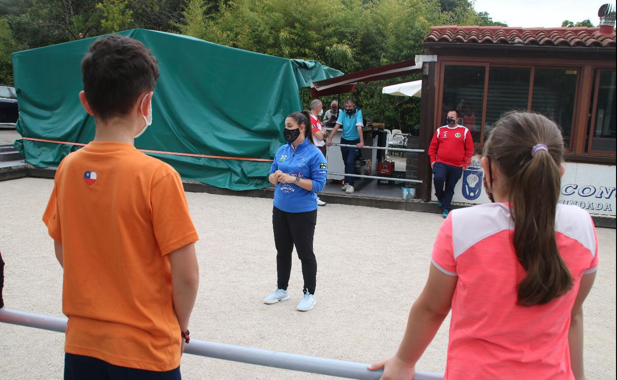 Blanca Gandarillas, una de las jugadoras, dio una charla de igualdad en La Concha a alumnos del colegio