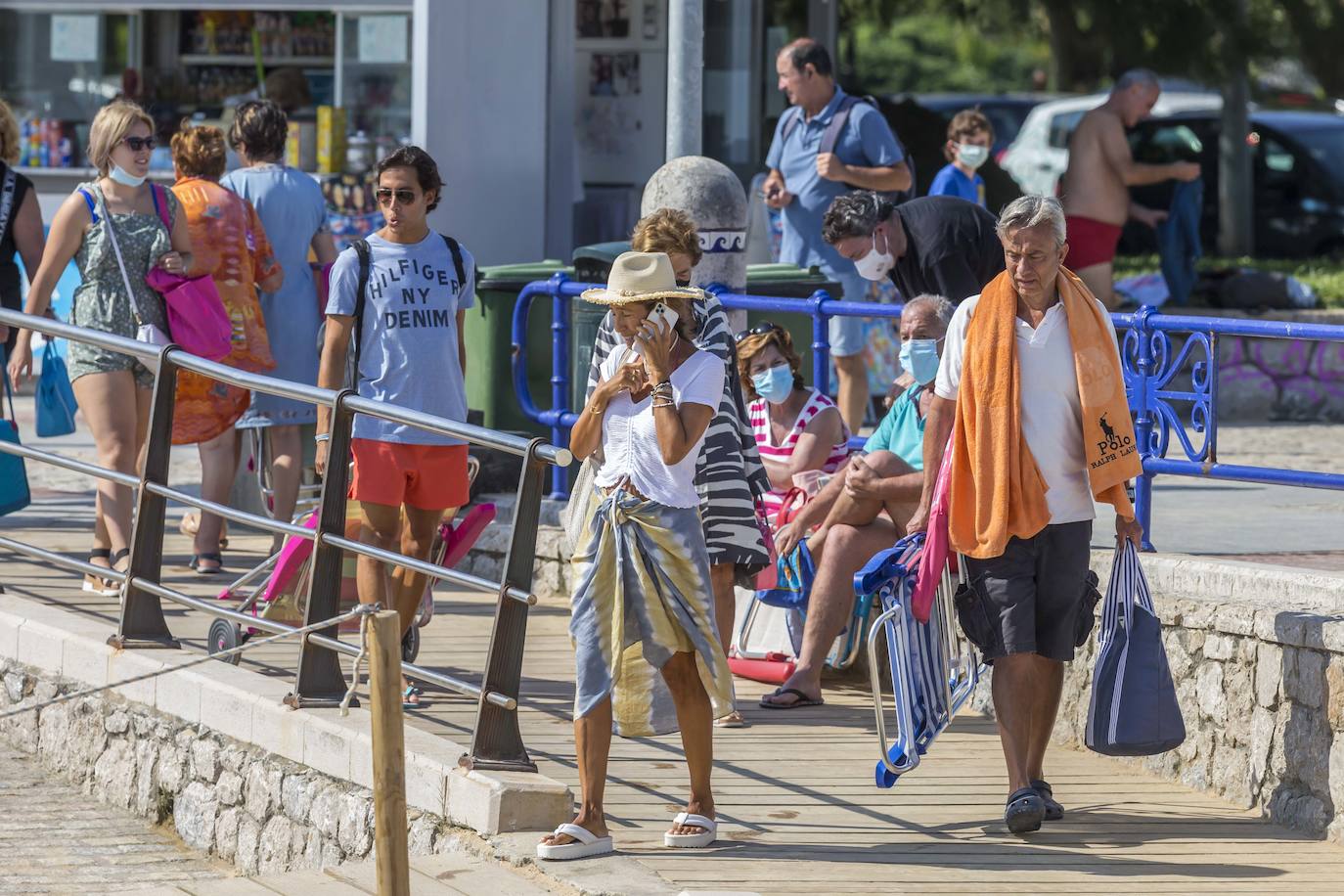 En la playa. Bañistas acceden a El Sardinero sin llevar puesto el tapabocas.