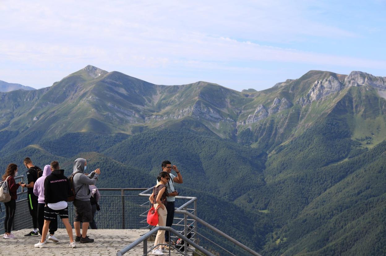 Varios turistas contemplan el paisaje desde el mirador de la estación superior. 