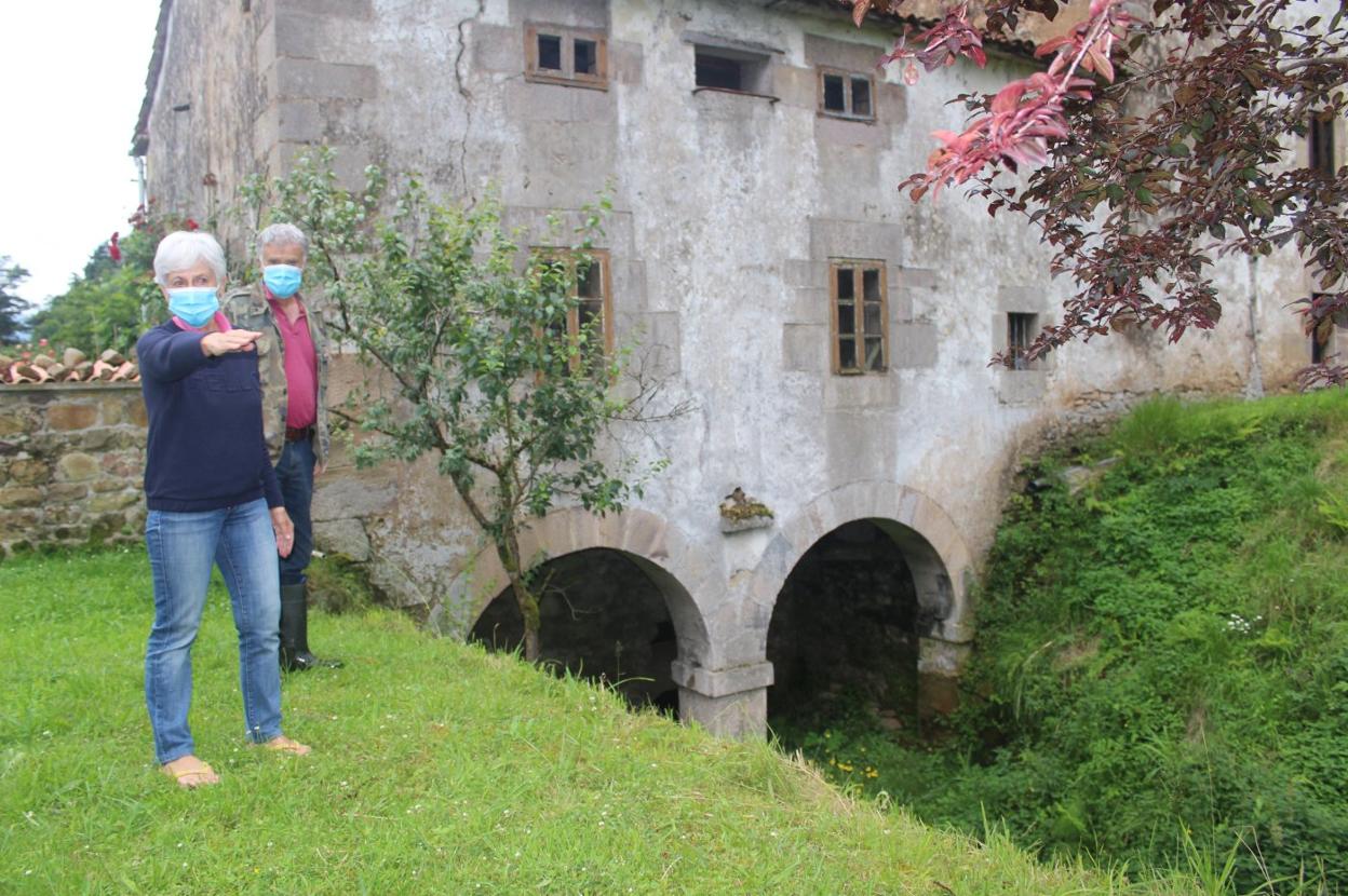 Rosa García y Francisco Campuzano, junto al molino del XVIII donde viven y que tratan de conservar en todo su conjunto. e. tresgallo