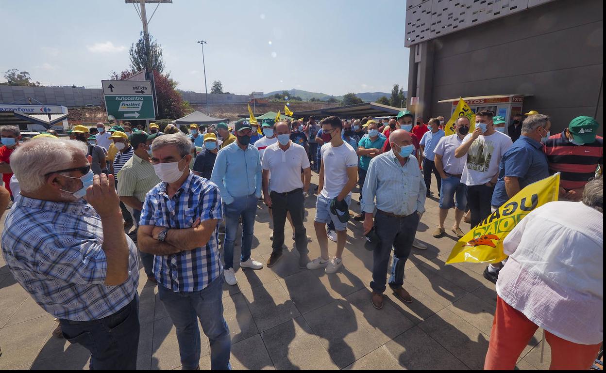 Los ganaderos se concentraron ante el acceso principal de Carrefour en Torrelavega. 