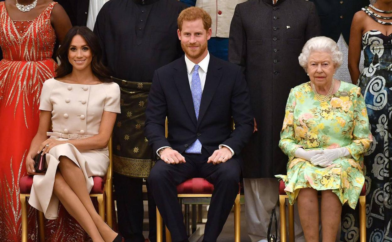 Isabel II, en el Palacio de Buckingham en 2018 junto a Harry y Meghan.