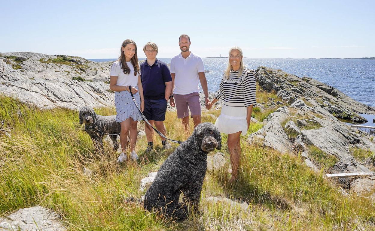 Mette-Marit y el príncipe Haakon, en una estampa familiar.