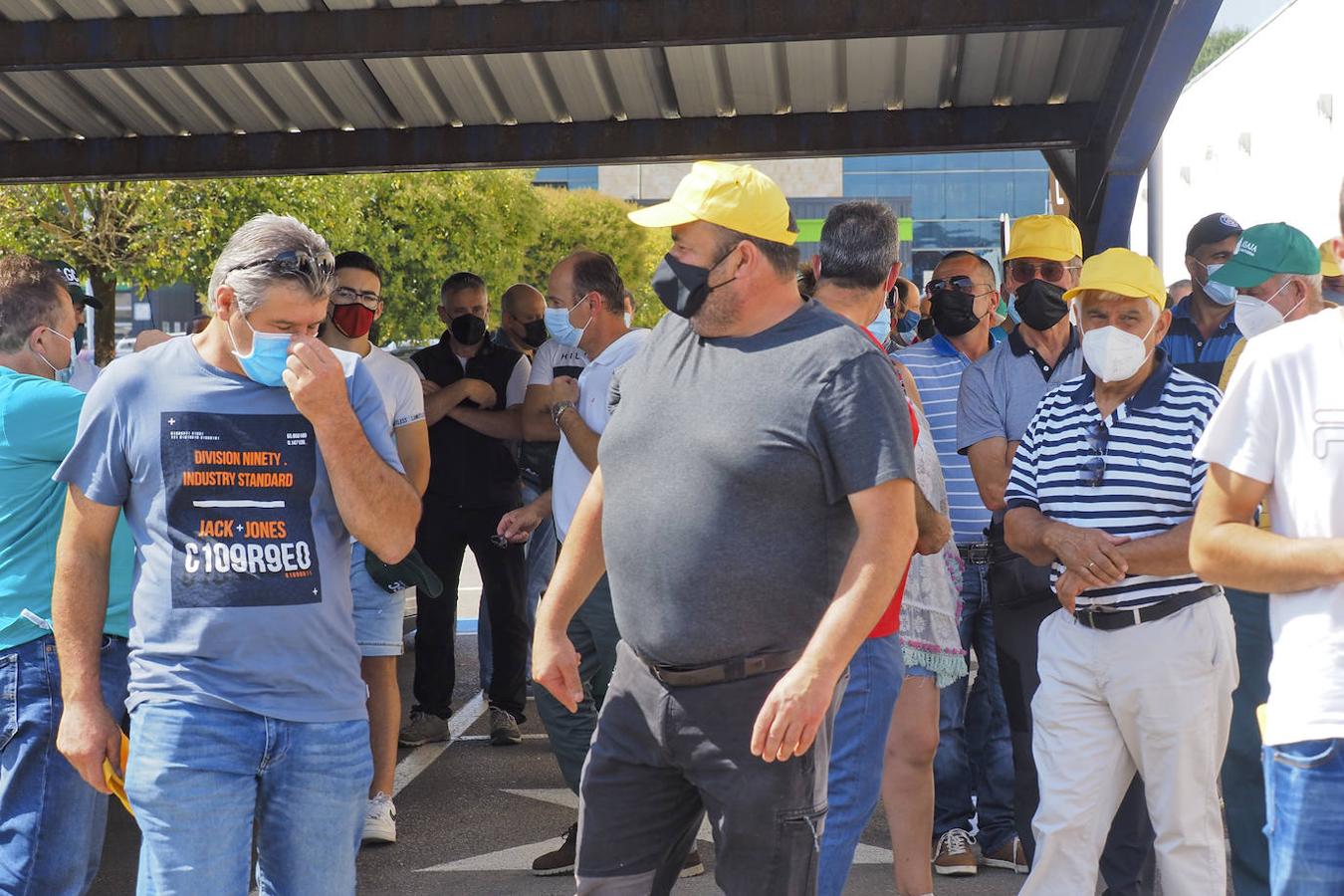 Decenas de ganaderos protestaron en Torrelavega.