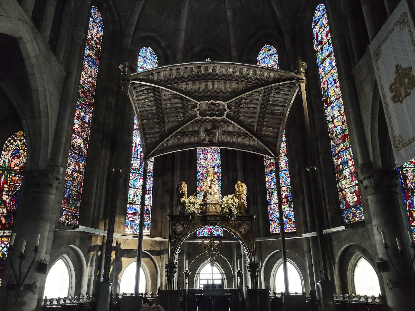 La Real Colegiata de Roncesvalles está de aniversario: acaba de cumplir 800 años de su consagración. Un espectacular baldaquino envuelve el altar de Santa María.